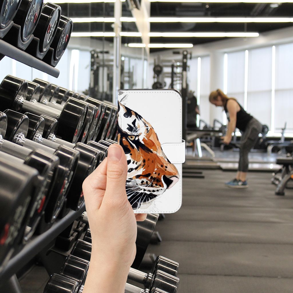 Hoesje Samsung Galaxy S24 Watercolor Tiger in hand, perfect cadeau voor bescherming en uitstraling in de sportschool.