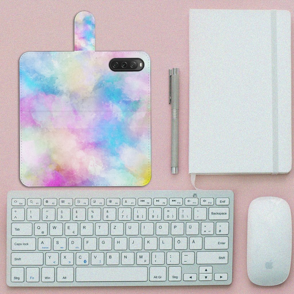 Hoesje Sony Xperia 10 V Watercolor Light met pastelkleuren op bureau met toetsenbord en notitieboek.