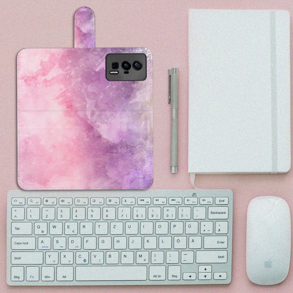 Hoesje Xiaomi Poco F5 Pro Pink Purple Paint op een bureau met toetsenbord en notitieboekje, elegant en beschermend.