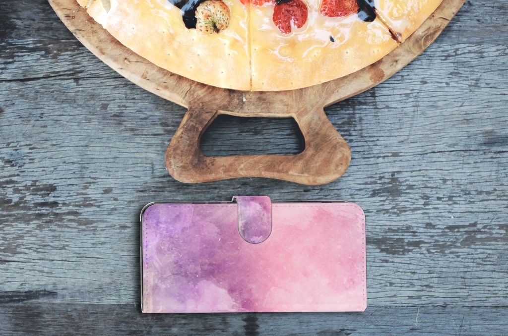 Hoesje Xiaomi Poco F5 Pro Pink Purple Paint naast een pizza, ideaal als cadeau voor gebruiksgemak en bescherming.