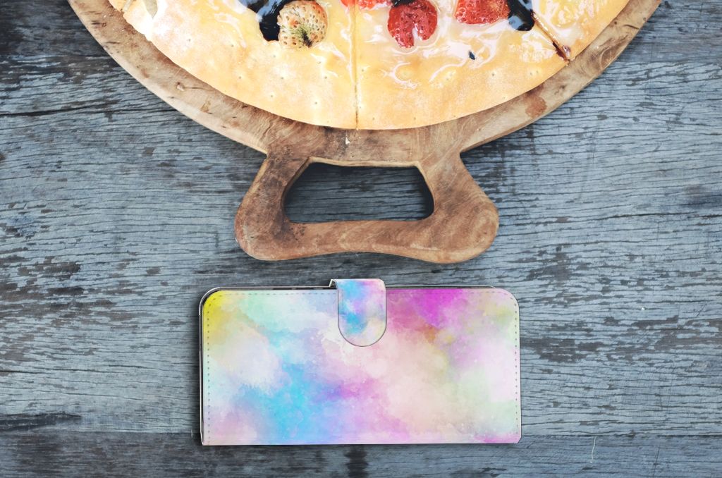 Hoesje Xiaomi Poco F5 Pro Watercolor Light naast een pizza op een houten snijplank.