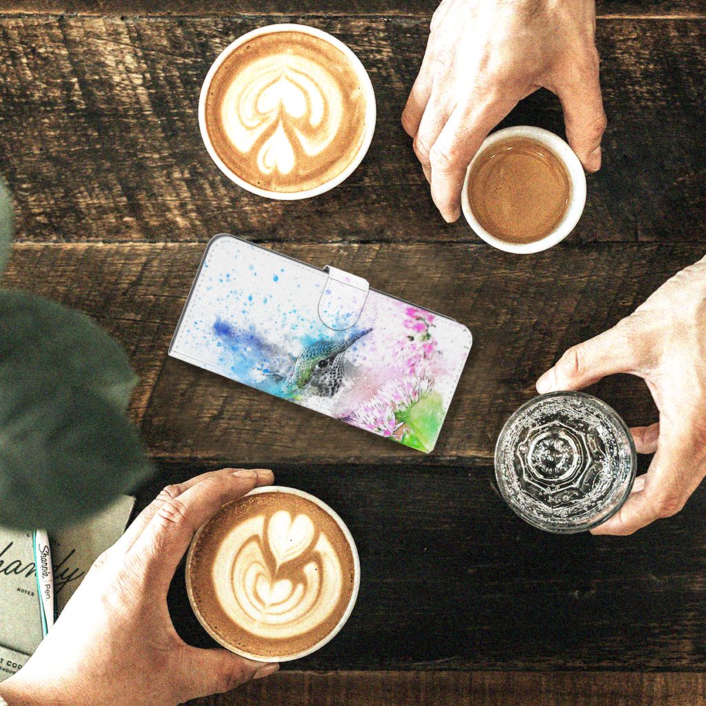 Hoesje Xiaomi Redmi Note 12S Vogel met kleurrijk design op tafel tussen koffiekopjes, perfect als cadeau 🎁.