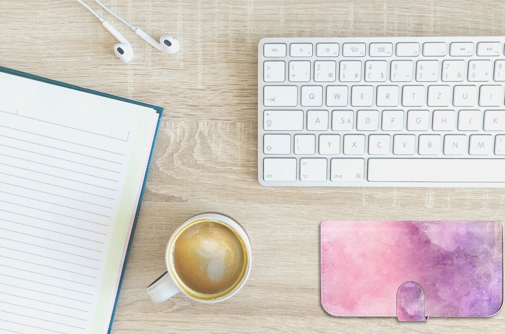 Hoesje iPhone 15 Plus Pink Purple Paint op bureau met notitieboek en koffie, kleurrijk design 🌈
