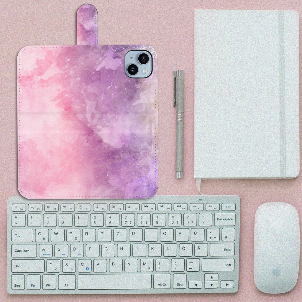 Hoesje iPhone 15 Plus Pink Purple Paint op een bureau met een keyboard en notitieboek.