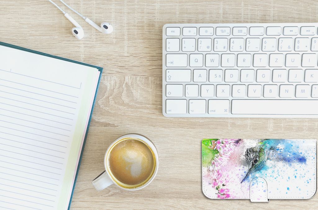 Apple iPhone 15 Plus Vogel hoesje met artistiek design bovenaanzicht bureau met notitieboek koffie en toetsenbord