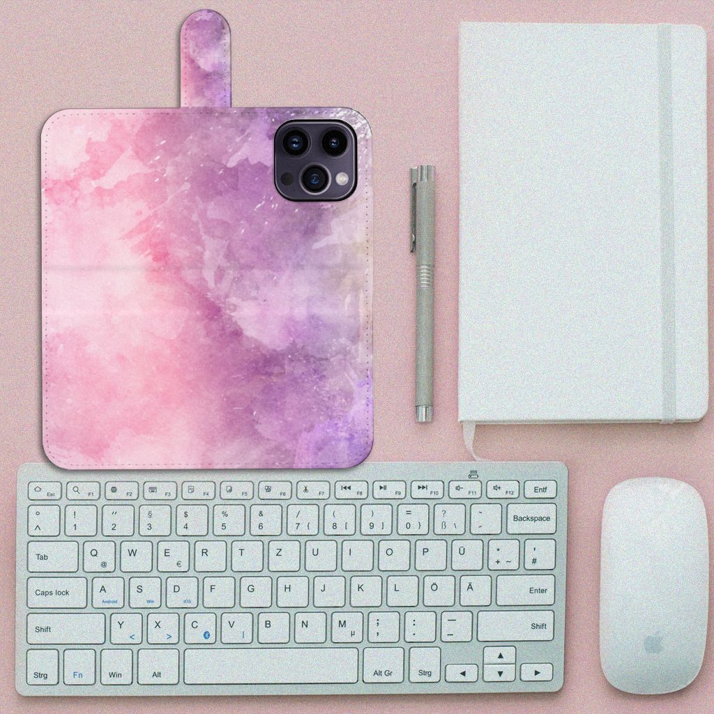 Hoesje iPhone 15 Pro Max Pink Purple Paint met een schilderachtig ontwerp, geplaatst op een bureau met een toetsenbord.