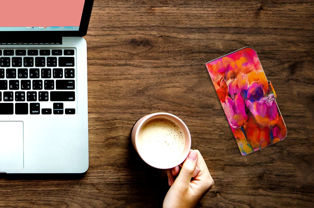 Hoesje iPhone 15 Pro Tulips ligt naast een laptop met een kop koffie, kleurrijk en artistiek design.