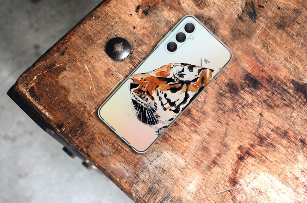 Hoesje maken Samsung Galaxy A05S Watercolor Tiger op een houten tafel voor uitstraling en bescherming.