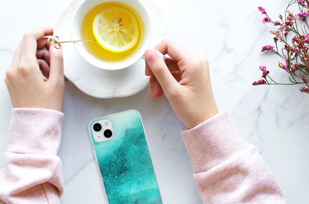 Hoesje maken iPhone 15 Plus Painting Blue met een frisse blauwe achtergrond en een hand die thee vasthoudt.