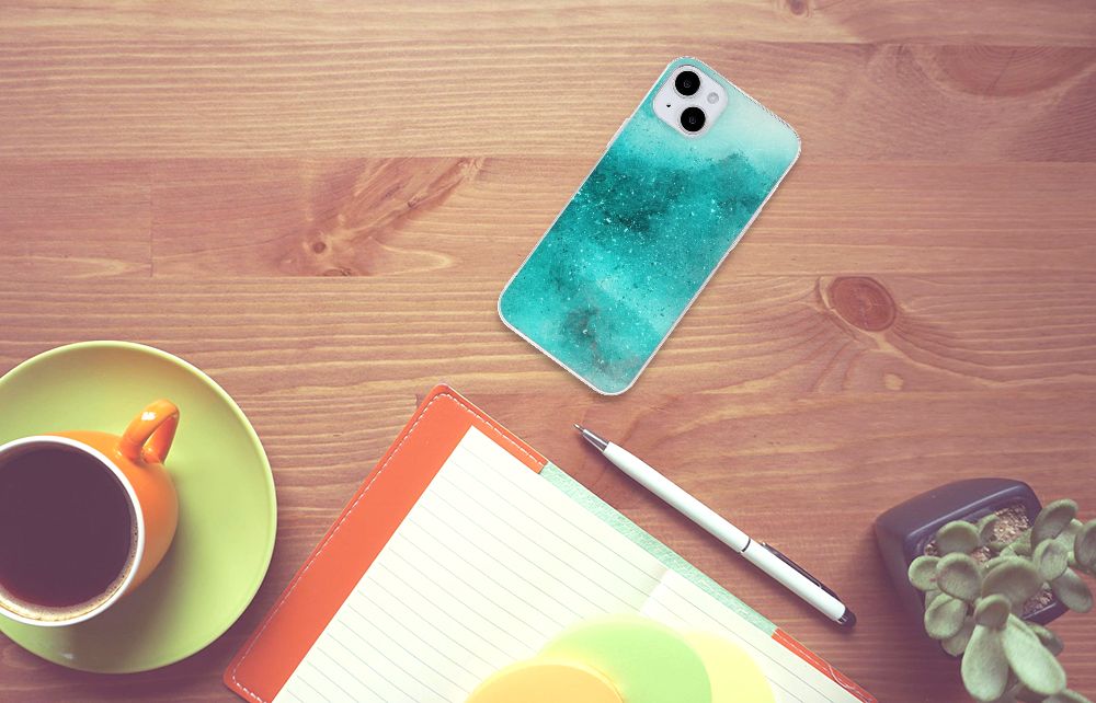 Hoesje maken iPhone 15 Plus Painting Blue op houten tafel met notitieboek en koffie