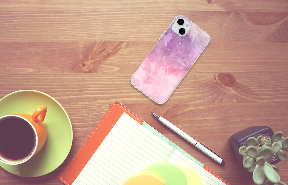 Hoesje maken iPhone 15 Plus Pink Purple Paint op een houten tafel met een kopje koffie ☕ en notitieboek.
