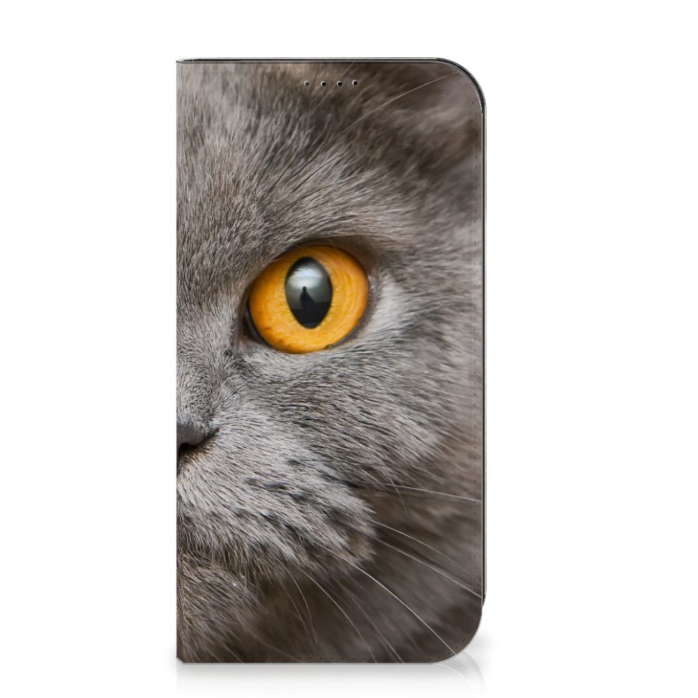 Hoesje maken iPhone 15 Pro Max Britse Korthaar met een close-up van een grijskleurige kat en zijn opvallende gele oog.