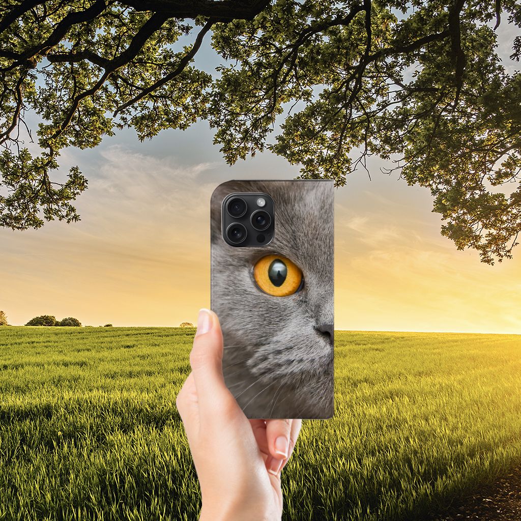 Hoesje maken iPhone 15 Pro Max Britse Korthaar met het gezicht van een Brits Korthaar kat en een gele oogkleur.
