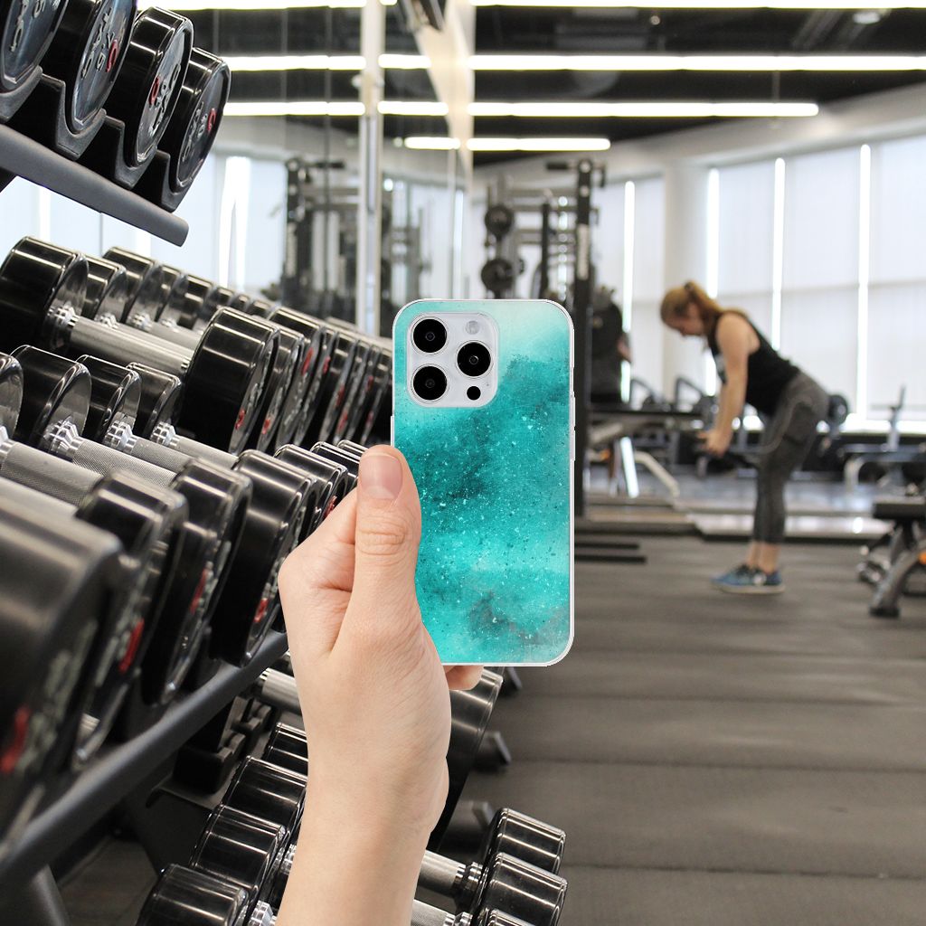 Hoesje maken iPhone 15 Pro Painting Blue in de sportschool met gewichten op de achtergrond.