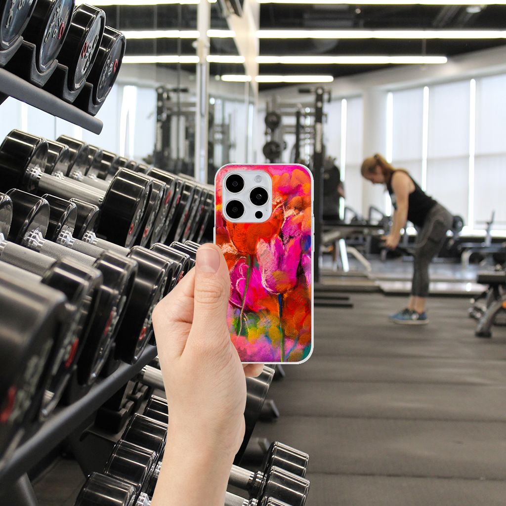 Hoesje maken iPhone 15 Pro Tulips in een fitnesscentrum met gewichten op de achtergrond.