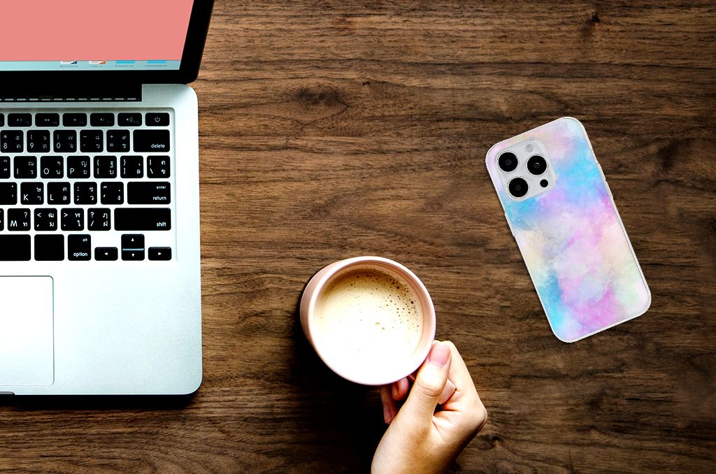 Hoesje maken iPhone 15 Pro Watercolor Light op een houten tafel met een laptop en een kopje koffie.
