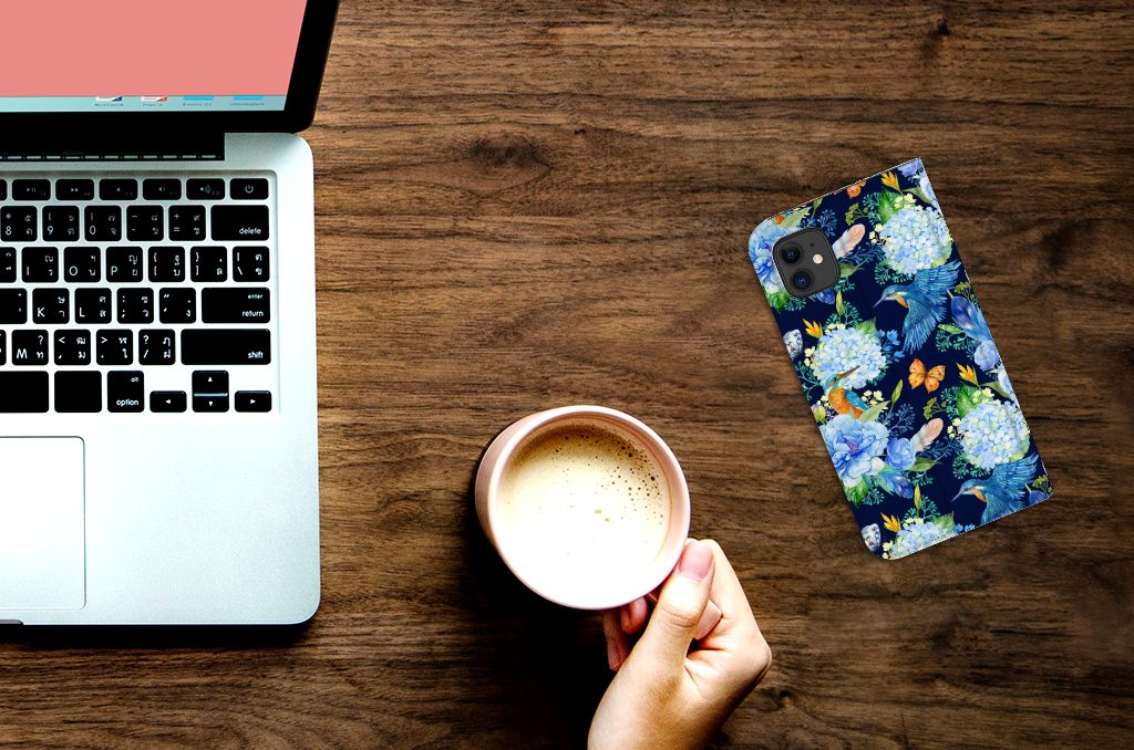 Hoesje maken voor Apple iPhone 11 IJsvogel op bureau met laptop en koffie, perfect voor bloemliefhebbers.
