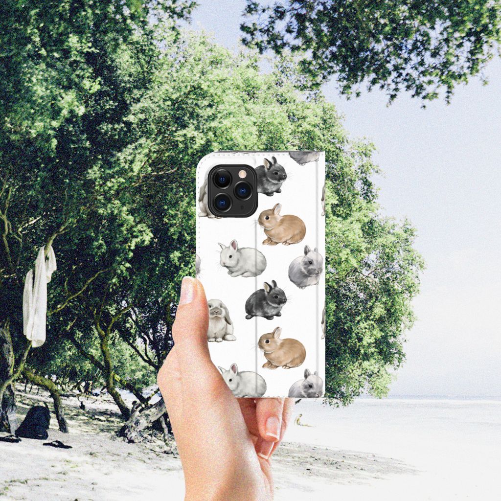 Hoesje maken voor Apple iPhone 11 Pro Konijntjes met schattige konijnen op een witte achtergrond 🌼