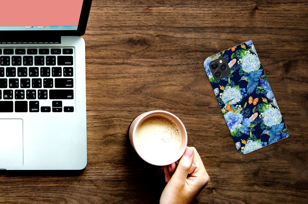 Hoesje maken voor Apple iPhone 11 Pro Max IJsvogel op een bureau naast een laptop en een kop koffie.