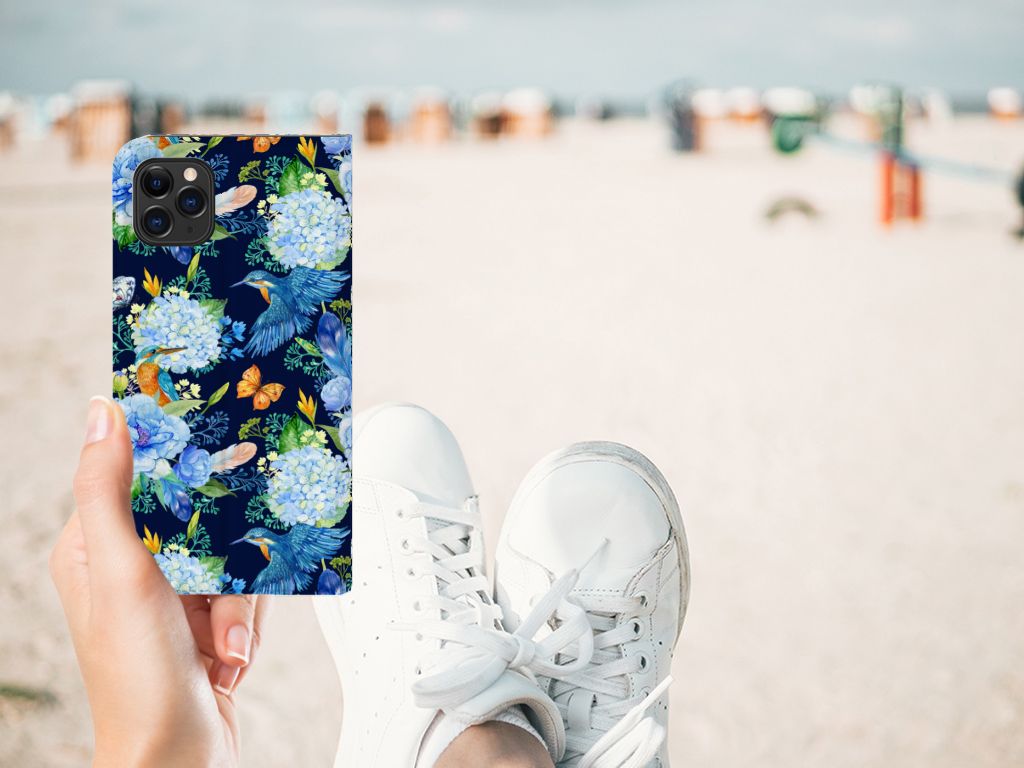 Hoesje maken voor Apple iPhone 11 Pro Max IJsvogel met bloemenprint en sneakers op het strand.