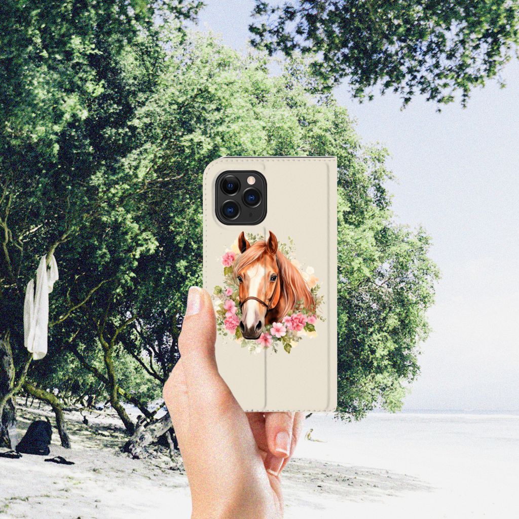 Hoesje maken voor Apple iPhone 11 Pro Paard met een prachtig paard en bloemen ontwerp in een natuurlijke omgeving.