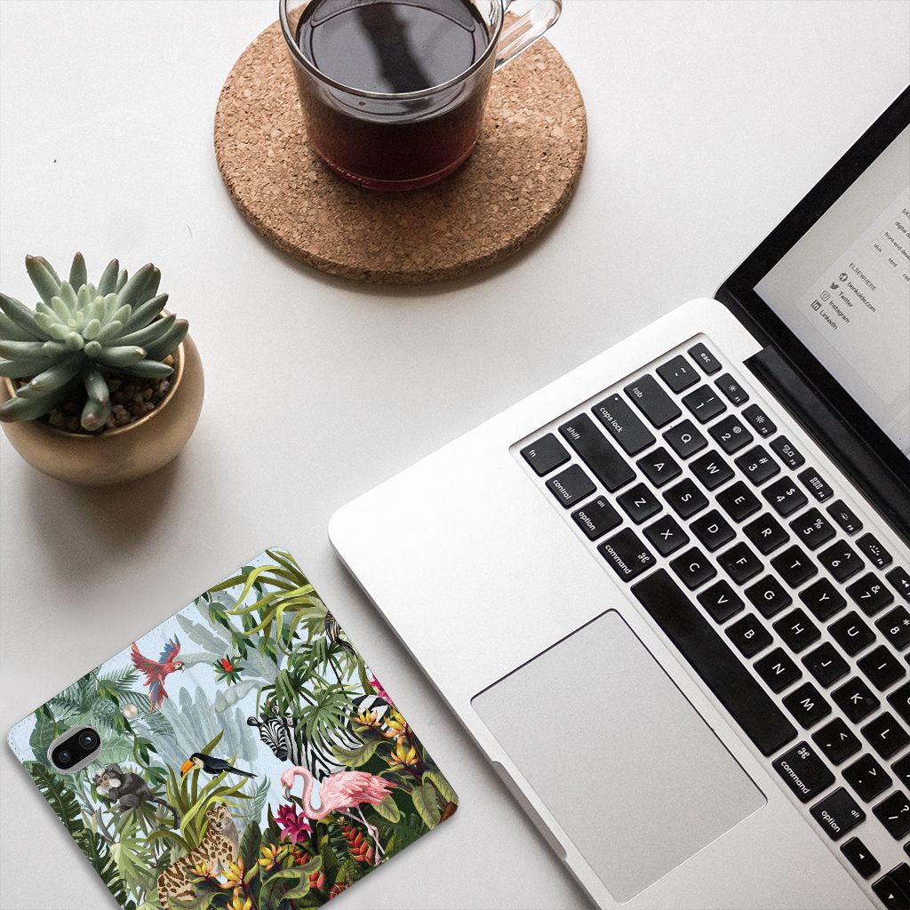 Hoesje maken voor Google Pixel 7A Jungle met jungle ontwerp naast laptop en koffie. Perfect als cadeau! 🌿
