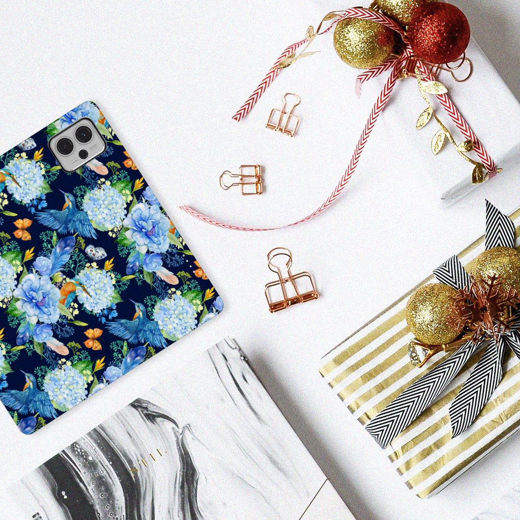 Hoesje maken voor Motorola Moto G13 | G23 IJsvogel met bloemenprint op tafel tussen geschenken. Perfect cadeau! 🎁
