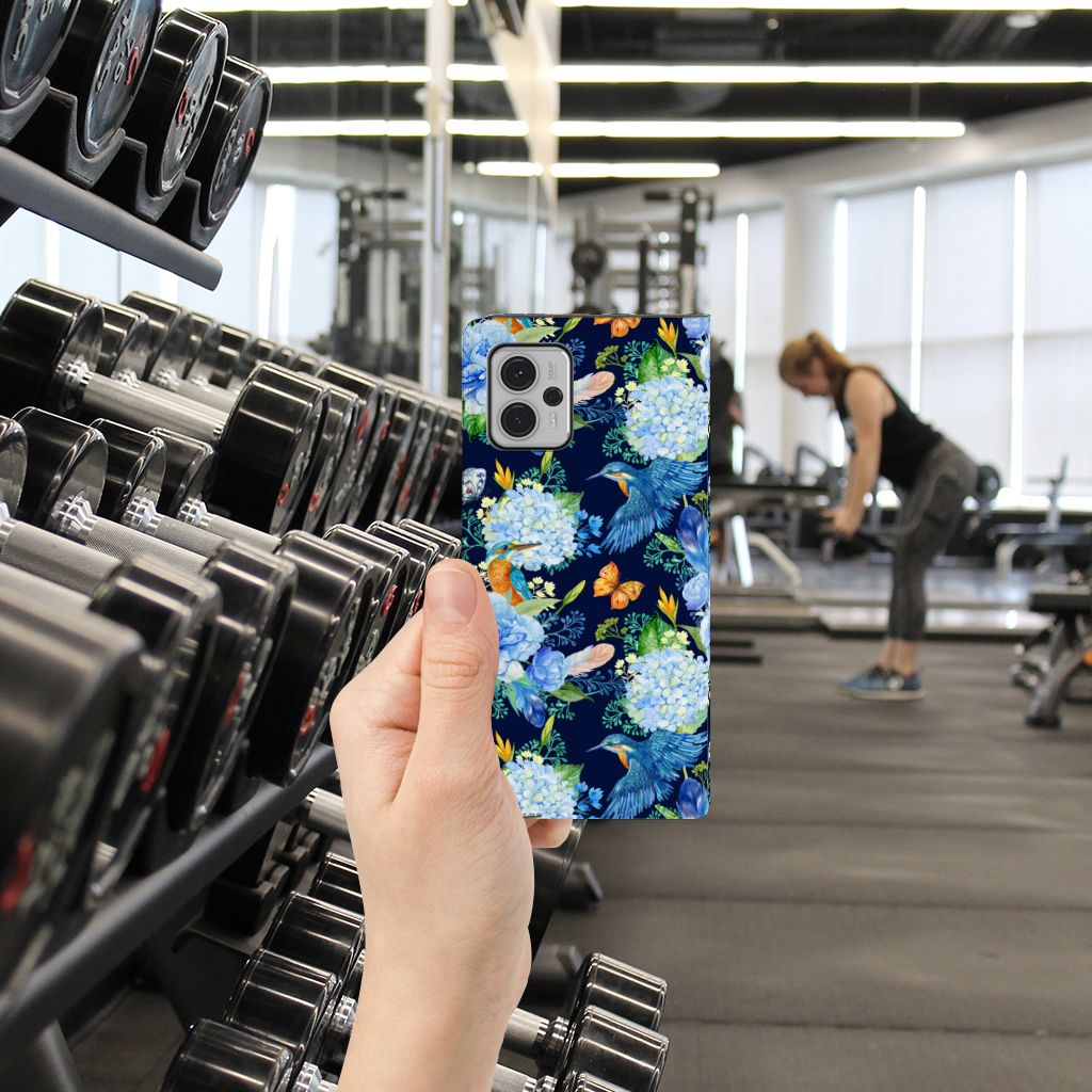Hoesje maken voor Motorola Moto G13 | G23 IJsvogel met bloemen in de sportschool, biedt gebruiksgemak en bescherming.