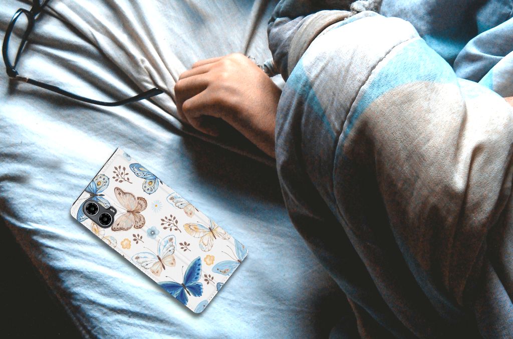Hoesje maken voor Motorola Moto G34 Vlinder met kleurrijke vlinders en bloemen op een bed.