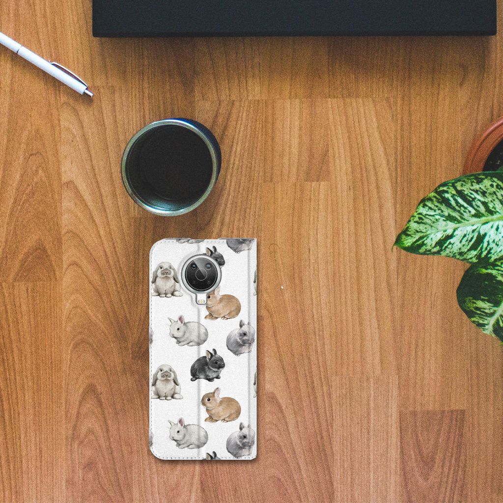 Hoesje maken voor Nokia G10 | G20 Konijntjes op houten tafel met beker en planten. Schattige konijntjes design.