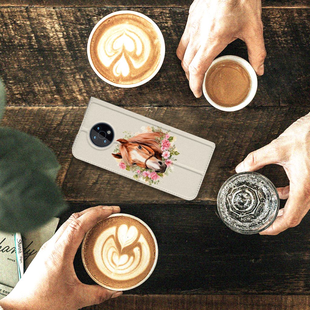 Hoesje maken voor Nokia G50 Paard op houten tafel met koffie, een perfect cadeau voor paardenliefhebbers.