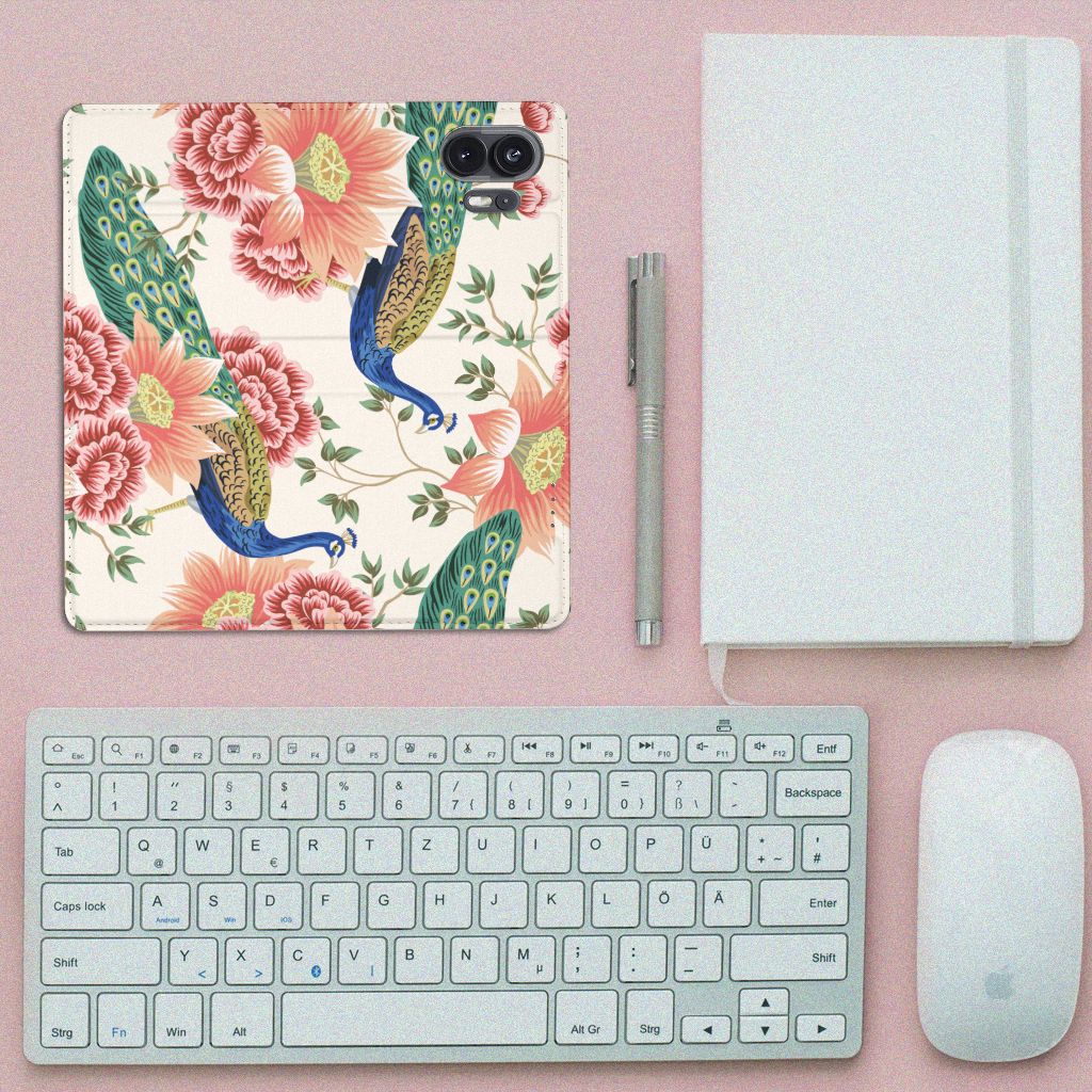 Hoesje maken voor Nothing Phone (2) Pink Peacock met kleurrijke pauwen en bloemen op een bureauomgeving.