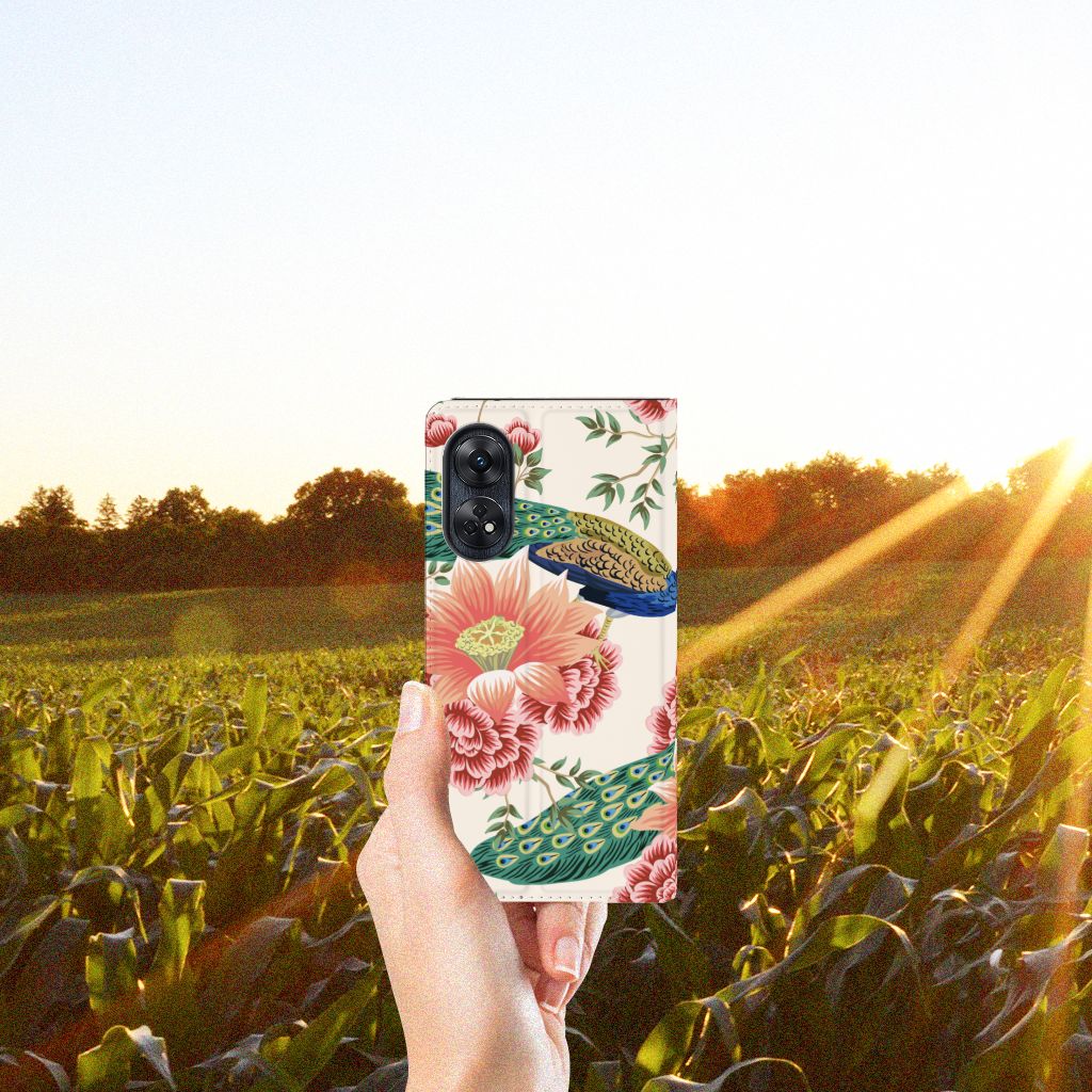 Hoesje maken voor OPPO Reno8 T 4G Pink Peacock met bloemen in een zonovergoten veld.