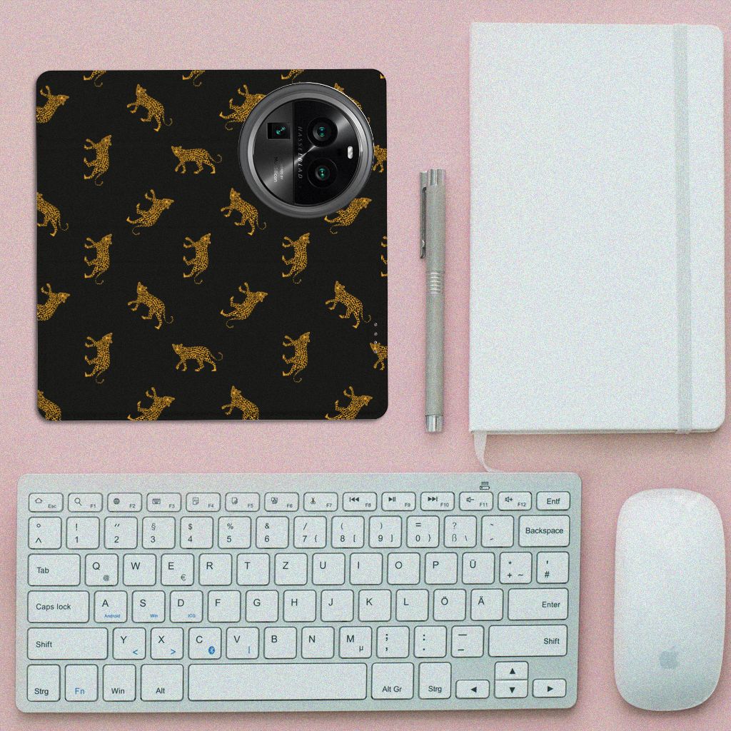 Hoesje maken voor OPPO X6 Pro Leopards met luipaardenprint op een bureau met toetsenbord en notitieboek.