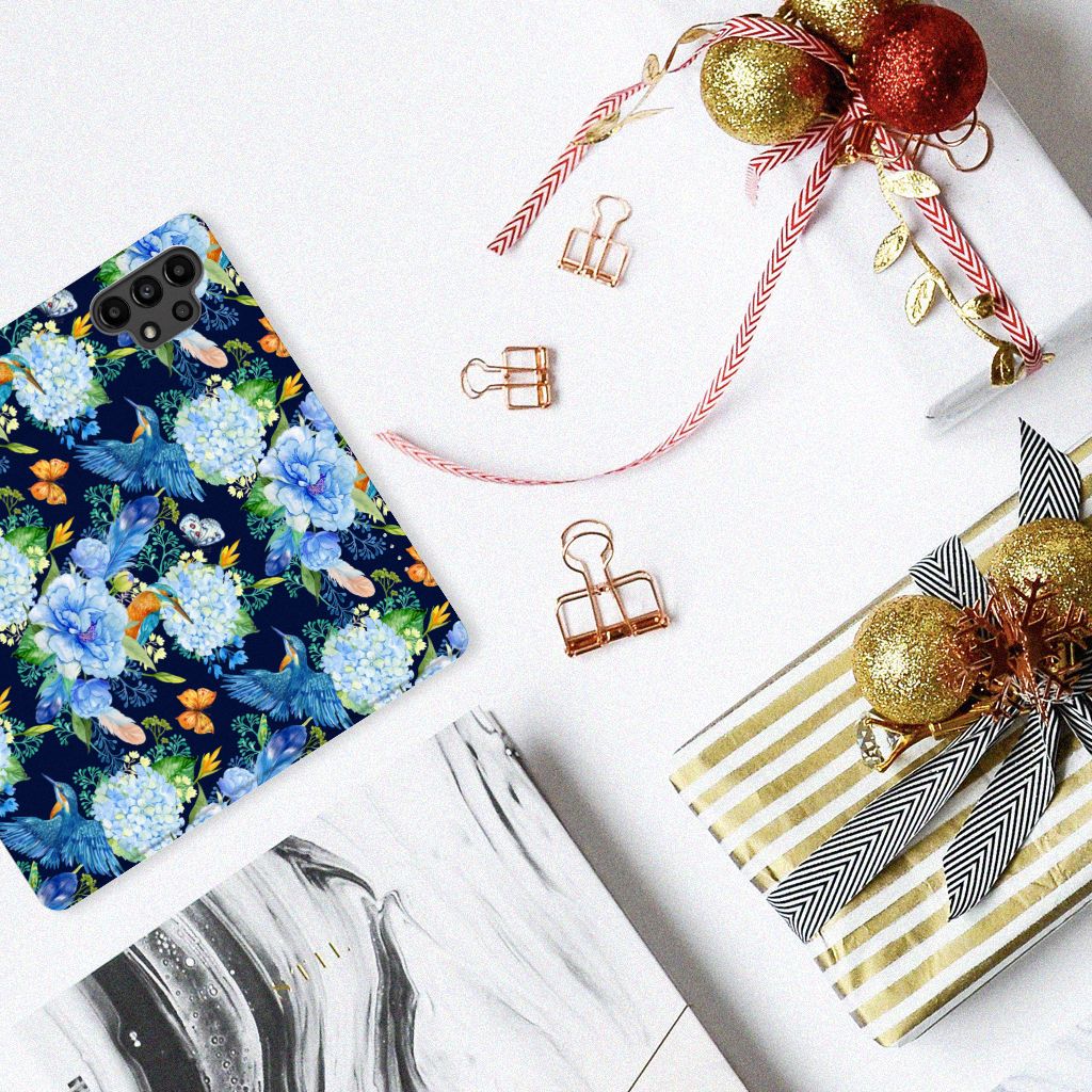 Hoesje maken voor Samsung Galaxy A13 (4G) IJsvogel op een tafel met cadeau's en decoraties.