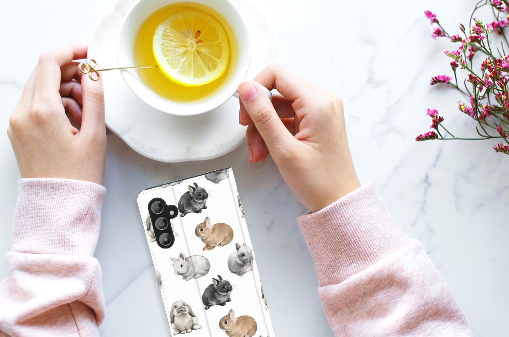 Hoesje maken voor Samsung Galaxy A14 5G Konijntjes op een tafel met een kopje thee en een schijfje citroen.