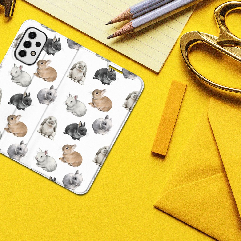 Hoesje maken voor Samsung Galaxy A23 Konijntjes met schattige konijntjes 🐰 op een gele achtergrond.