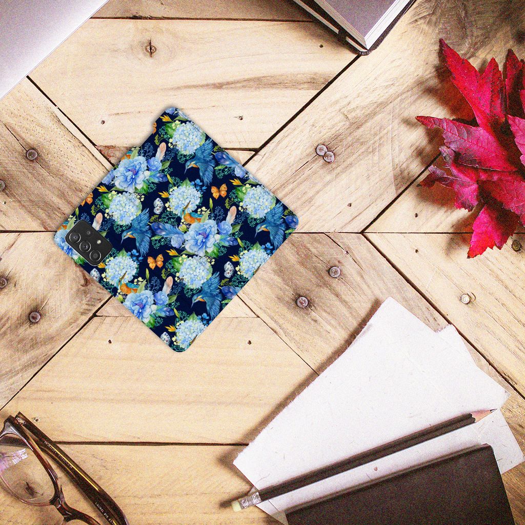 Samsung Galaxy A72 (5G/4G) hoesje maken IJsvogel design bovenaanzicht op houten tafel met bloemen
