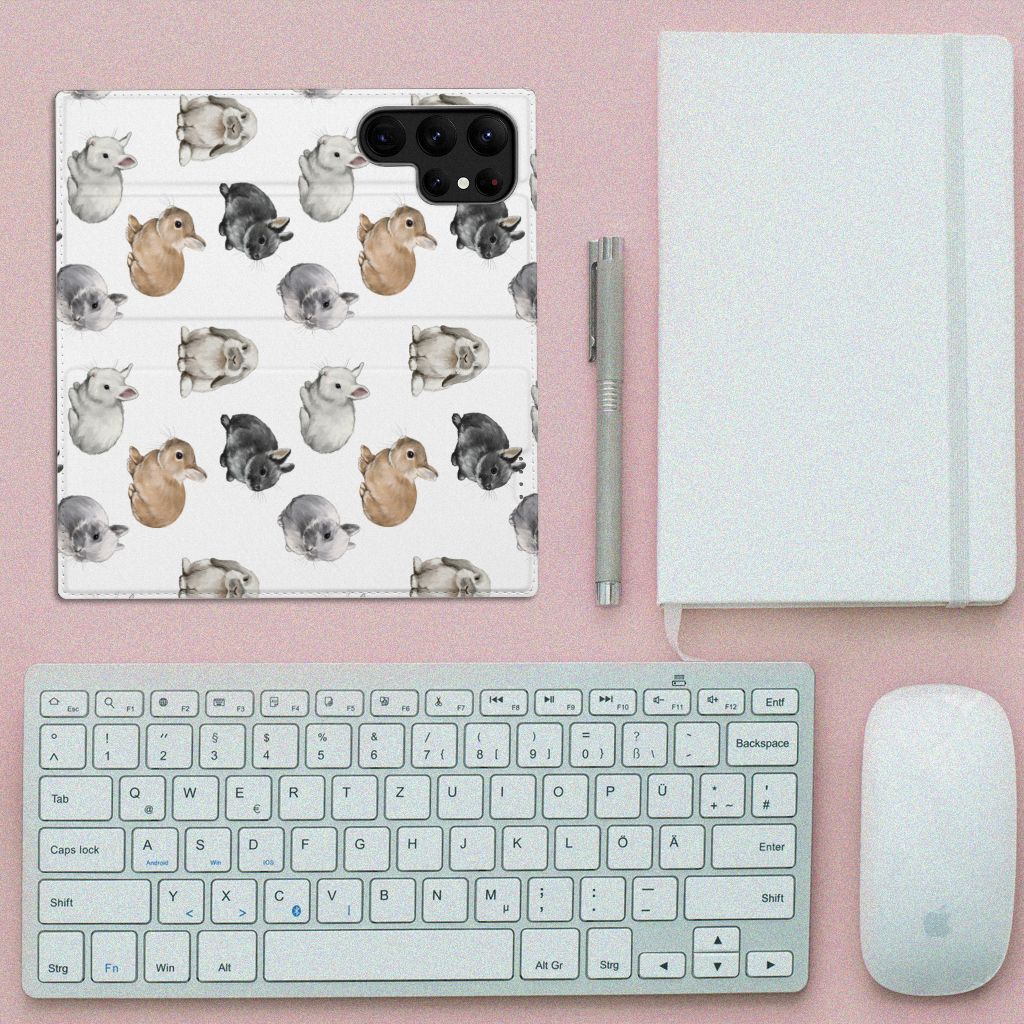 Hoesje maken voor Samsung Galaxy S23 Ultra Konijntjes met schattige konijnendesigns op een bureau.