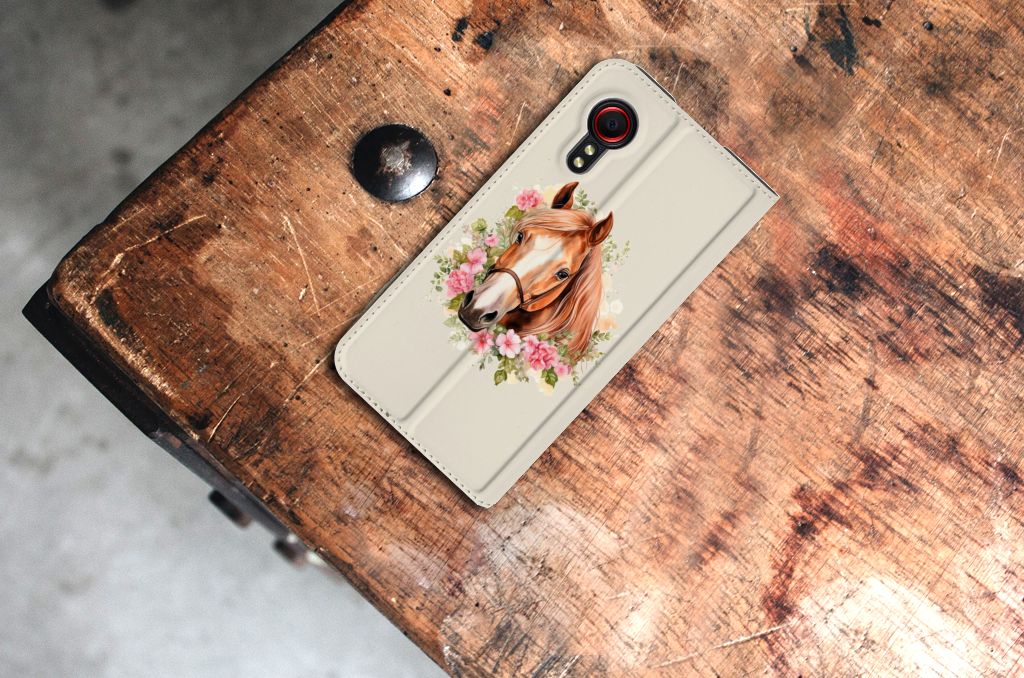 Hoesje maken voor Samsung Galaxy Xcover 5 Paard met bloemdesign, perfect als cadeau voor paardenliefhebbers.
