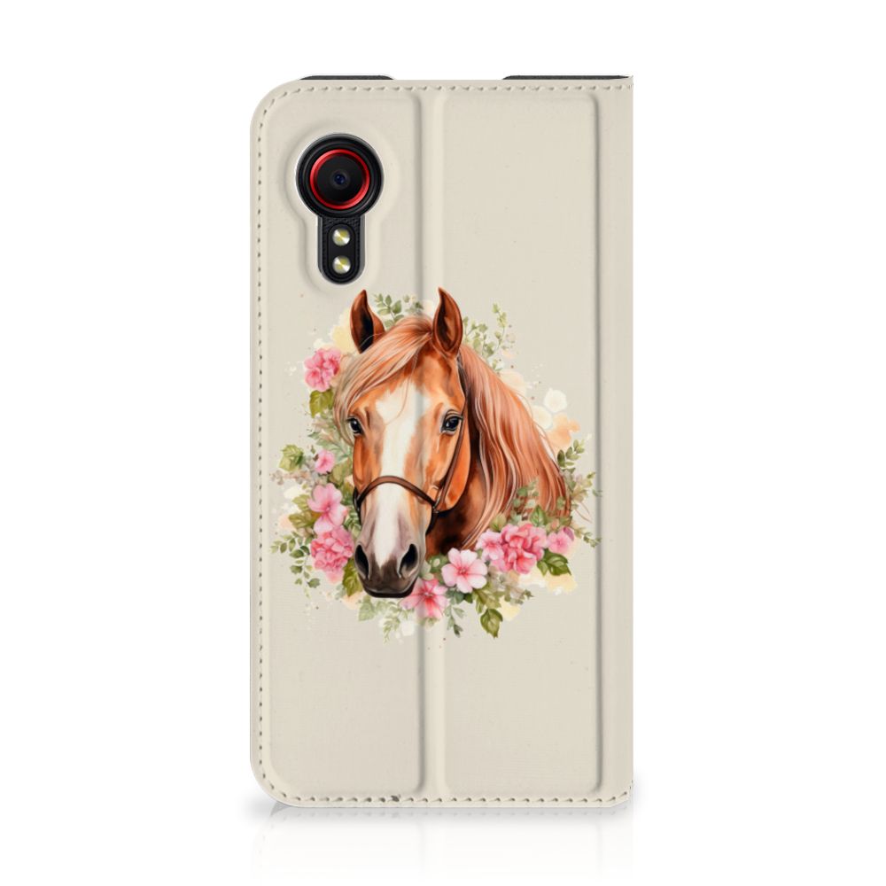 Hoesje maken voor Samsung Galaxy Xcover 5 Paard met bloemen en een elegante uitstraling.