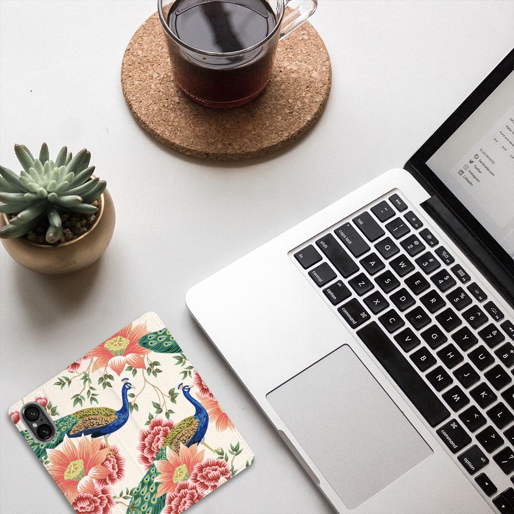 Hoesje maken voor Sony Xperia 5 V Pink Peacock op bureau met laptop en planten, stijlvol en duurzaam design.