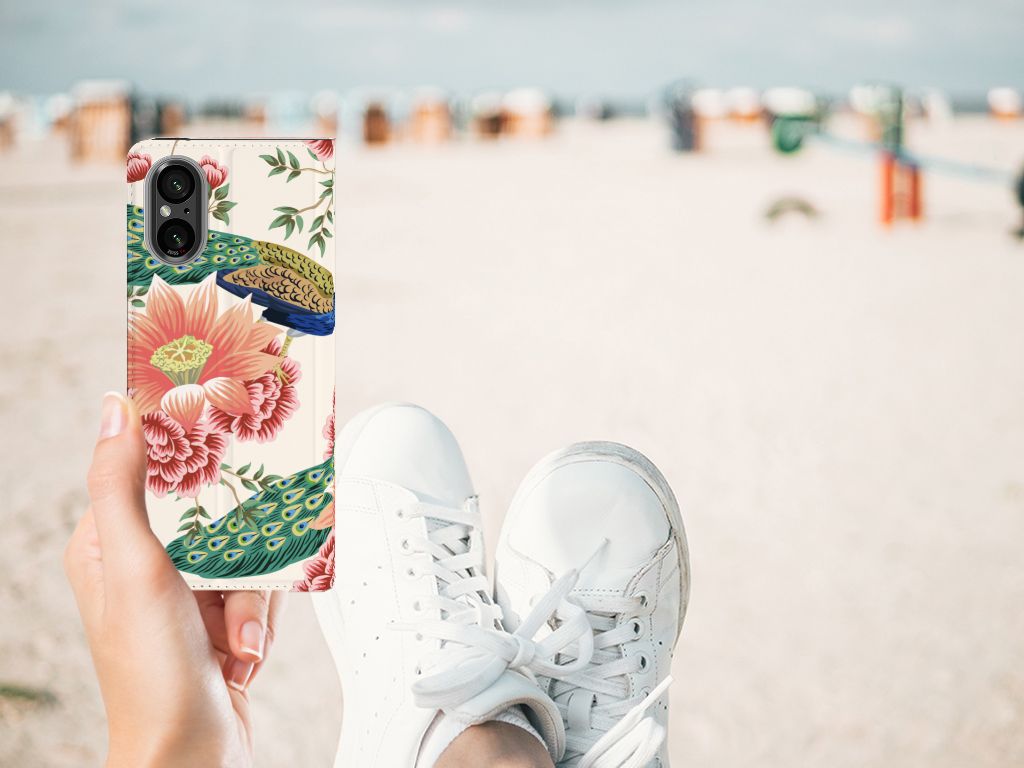 Hoesje maken voor Sony Xperia 5 V Pink Peacock met bloemen en pauwen, perfect als cadeau! 🌸