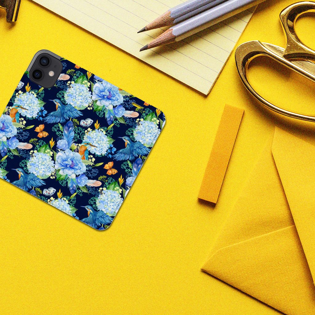 Hoesje maken voor iPhone 12 Mini IJsvogel met bloemen en ijsvogels op een gele achtergrond 🌼.