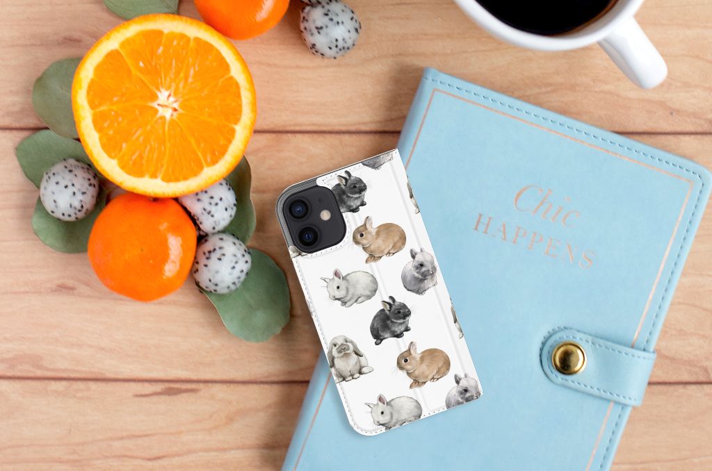 Hoesje maken voor iPhone 12 Mini Konijntjes met schattige konijnenprints op een tafel met fruit en een notitieboekje.