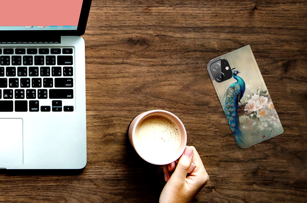 Hoesje maken voor iPhone 12 | iPhone 12 Pro Vintage Pauwen op een tafel met laptop en een kop koffie.