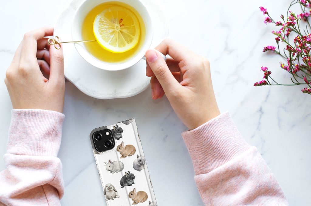 Hoesje maken voor iPhone 13 Mini Konijntjes met schattige konijntjes ontwerp en een kopje thee met citroen 🍋.