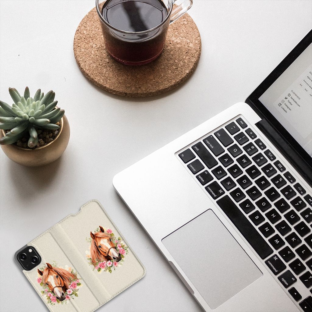 Hoesje maken voor iPhone 13 Mini Paard, met bloemen, op een bureau naast een laptop en koffie.