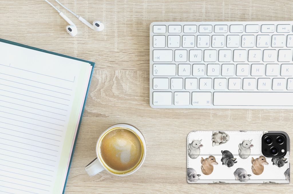 Hoesje maken voor iPhone 13 Pro Max Konijntjes op bureau met koffie en notitieboek.