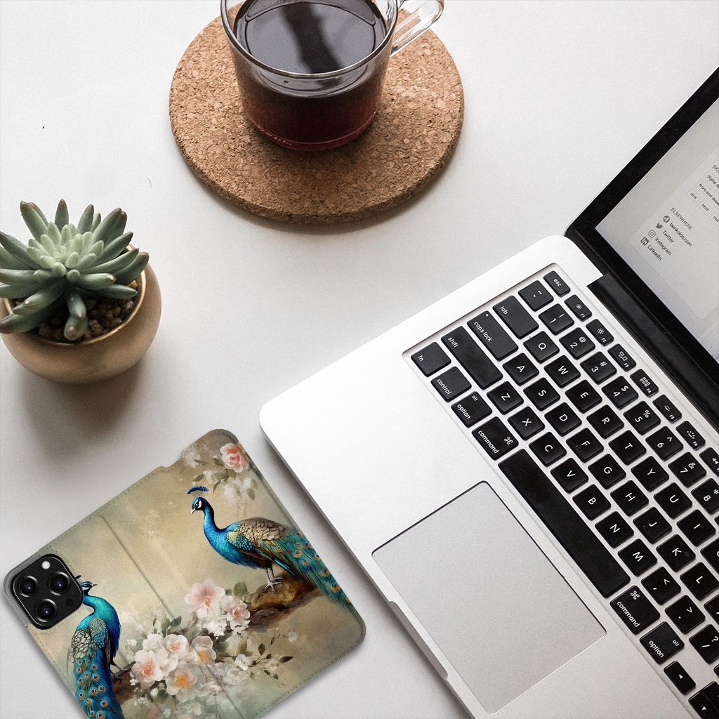 Hoesje maken voor iPhone 13 Pro Max Vintage Pauwen met kleurrijke pauwen en bloemen in een moderne setting.